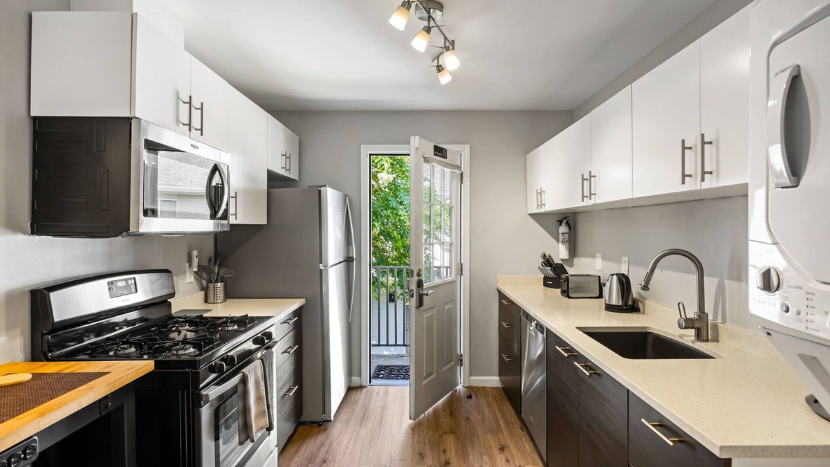 Buckhead Apartment | (BC2bH) Great Location, Peaceful Condo Near Peachtree Street