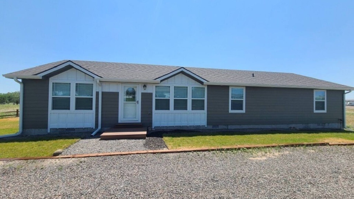 Lonergan House | *Be at Home at Lake Mac*