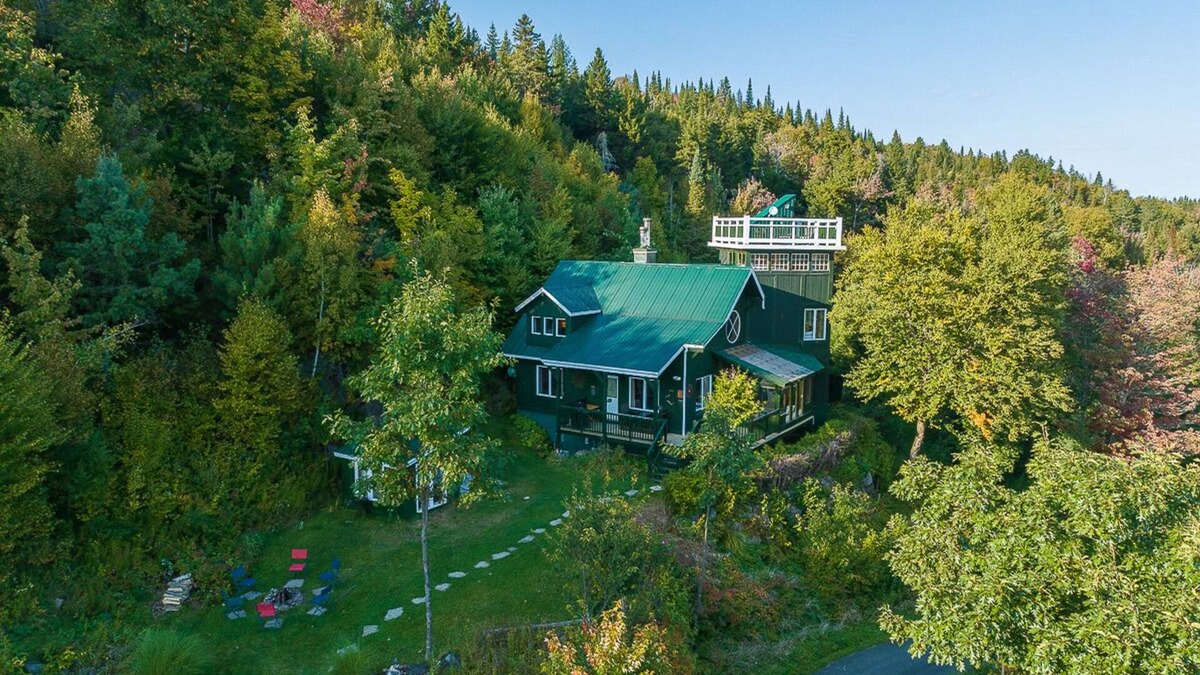Saint Donat Ski Chalet | Beautiful rustic chalet with a tower and spectacular view. A spa and veranda open all year round.