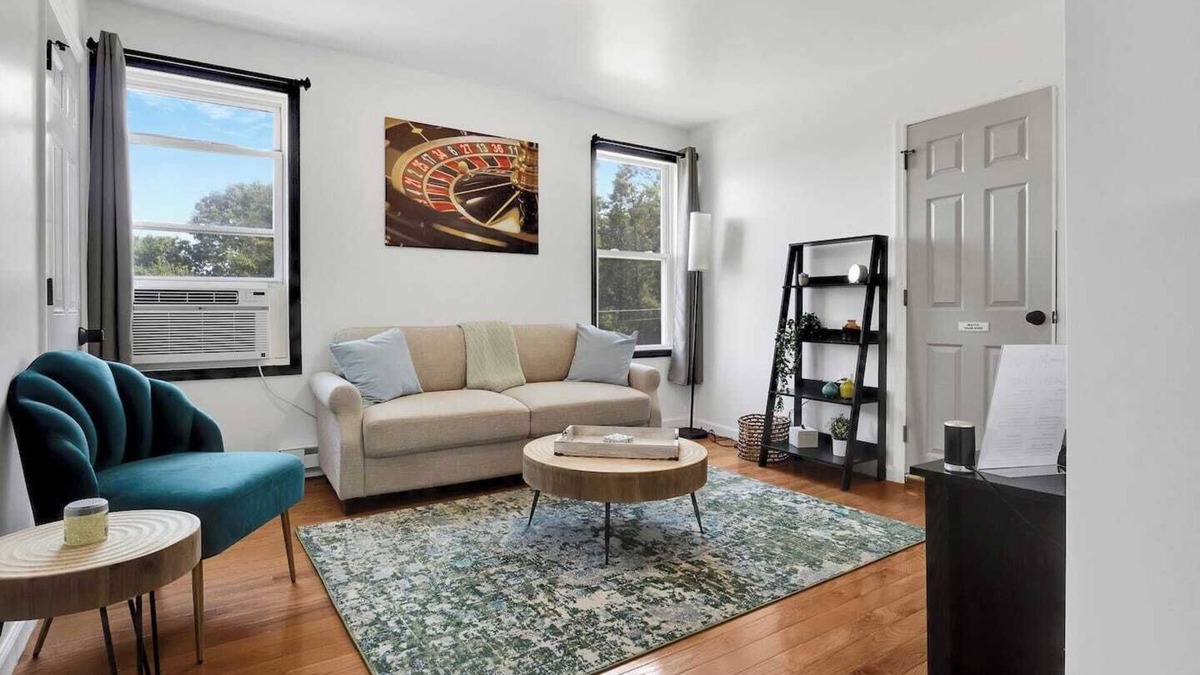 Westside Norwich House | Be Comfy 2BR|4Min To Mohegan Sun|Plush Beds