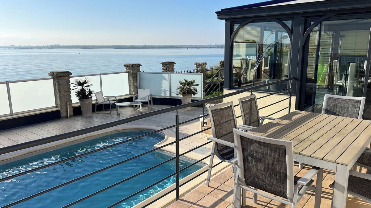 Plouneour-Brignogan-Plages Villa | Beach mansion directly by the sea + pirvat pool - stone´s throw enter the beach