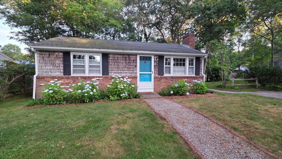 West Hyannisport Cottage | Beach 0.7 Mi walk to Craigville & Covell. A/C, bikes 3 Day min Oct-June