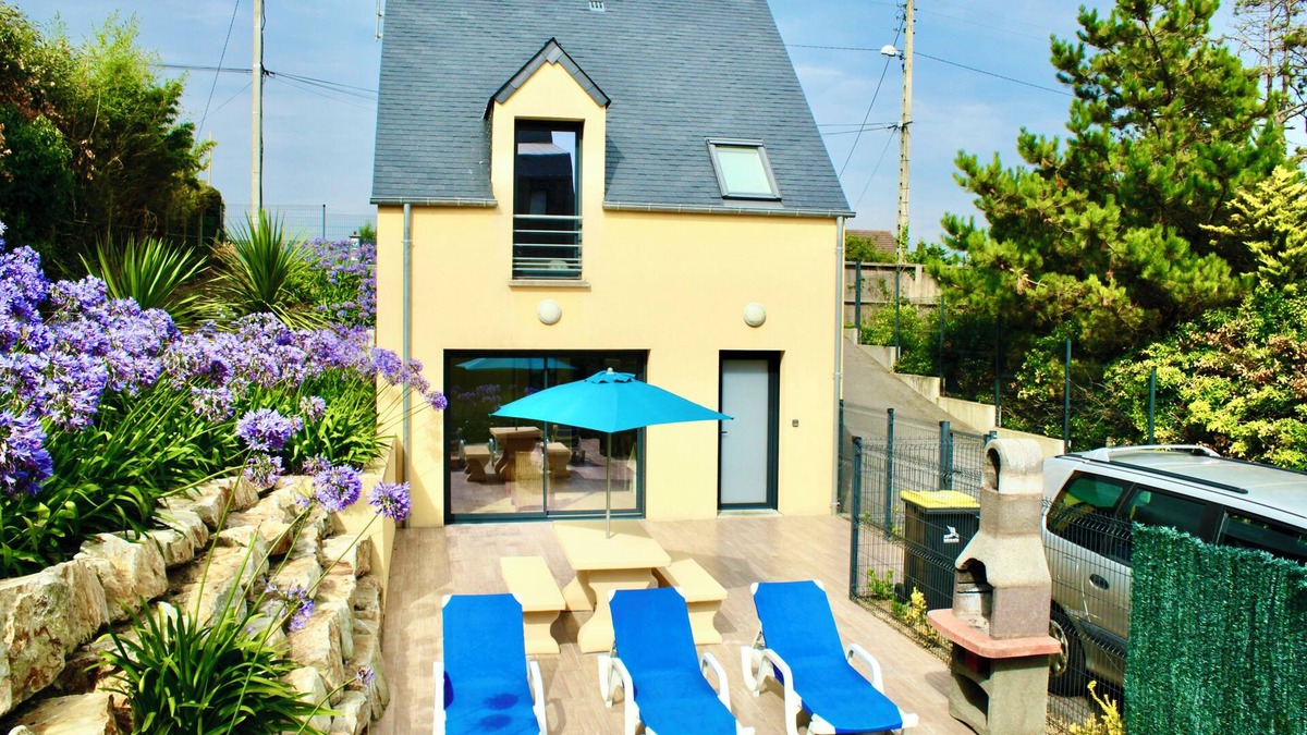 Barneville-Carteret House | BEACH 30 m, 3 bedrooms, 2 WC, Garden,Private Parking,electricity, water included