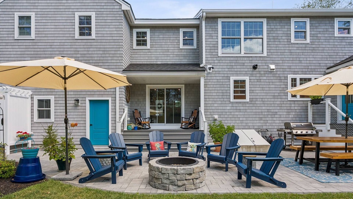 Kennebunk House | BEACH! 4Bdrm-Fire pit/patio/outdoor shower!