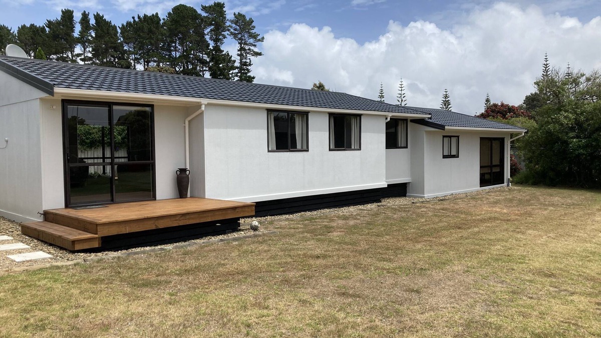 Matarangi House | Beach A 5 Minute Walk Away!