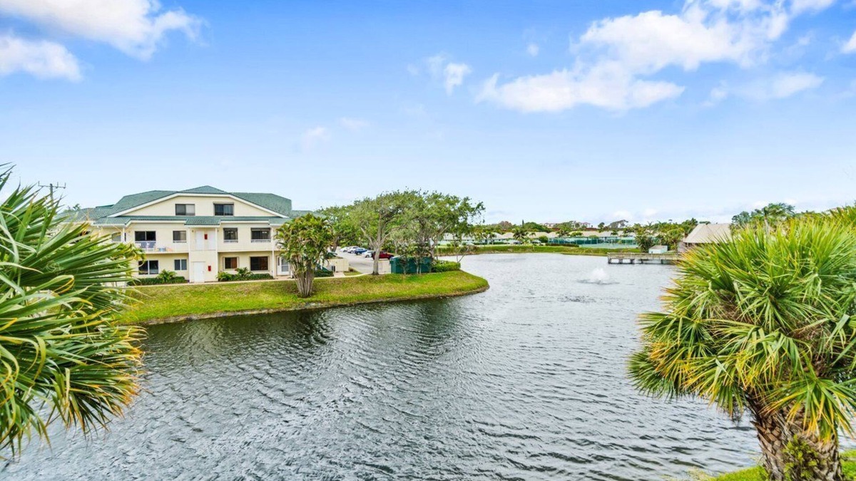 Bella Vista Apartment | Beach Access 3-bedroom apartment in tranquil Jupiter, Pool, AC, Park, Wifi.