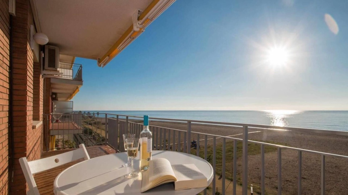 Canet de Mar Apartment | Beach Apartment in Maresme with terrace