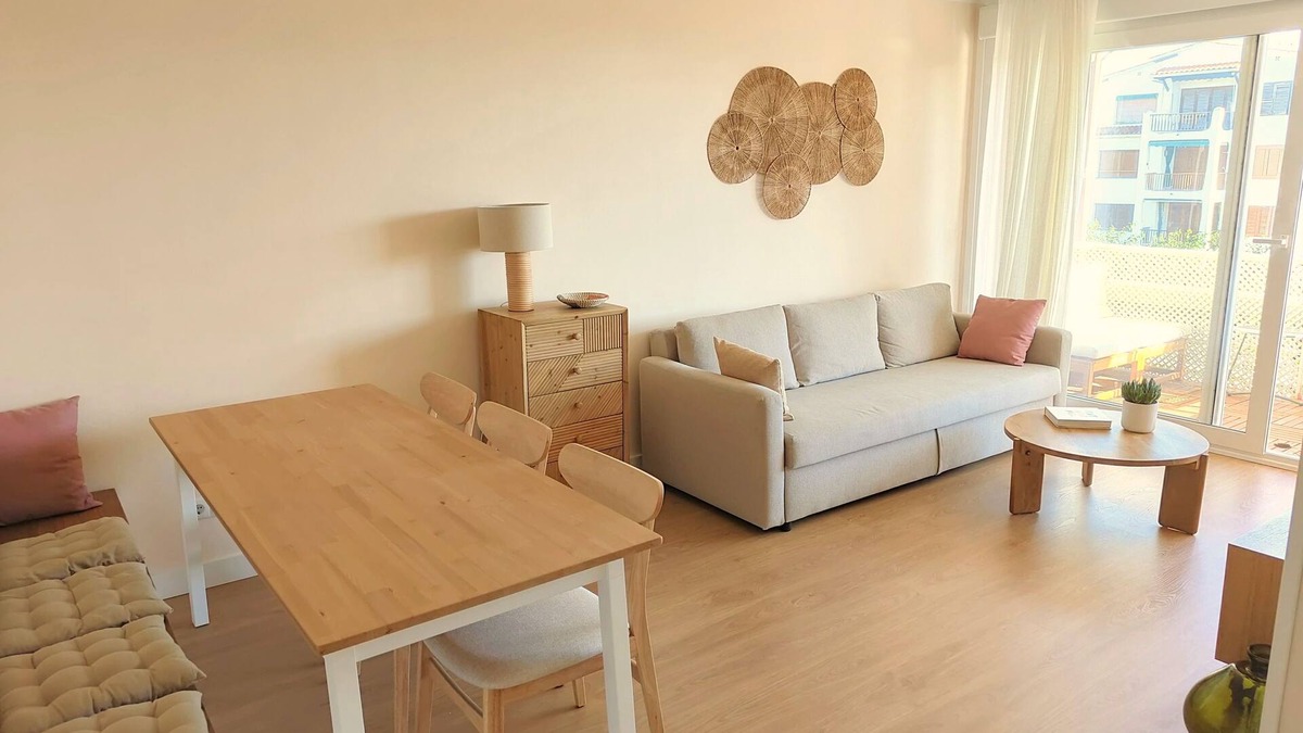 El Roc de Sant Gaieta Apartment | Beach Apartment with Parking and AC