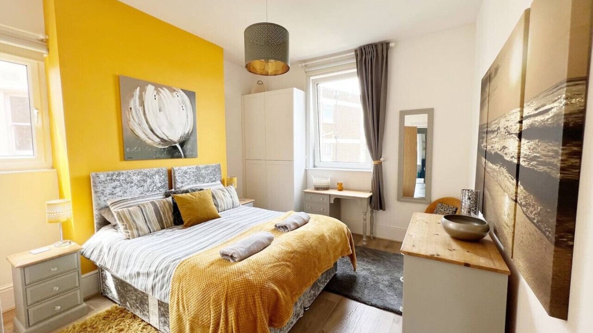 Southsea Apartment | Beach at end of road, private parking, dog welcome