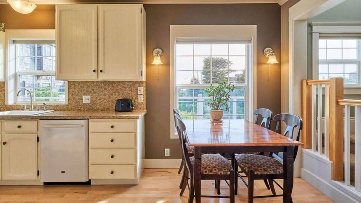 Newport House | Beach, Bayfront, Breweries. Picturesque Ocean View