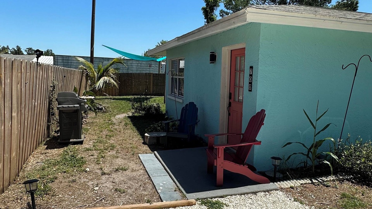 Laurel House | BEACH & Boat Ramp 2 Miles Away, Sarasota Memorial Hosp 2 Miles, Publix 1/2 Mile