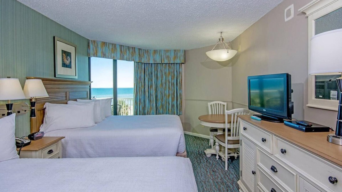 Golden Mile Apartment | Beach Bum Haven 2nd Flr Oceanfront with Breakfast