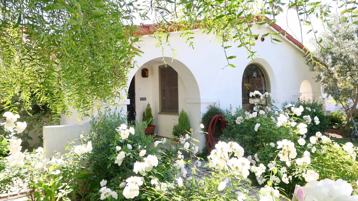 Huntington Beach House | BEACH BUNGALOW IN THE HEART OF SURF CITY 3 BR 2 BA - Work place friendly