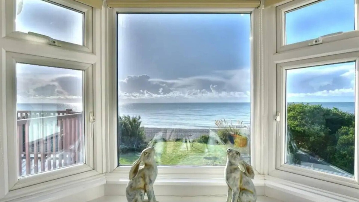 Cooden House | Beach Corner - awesome views!nn
