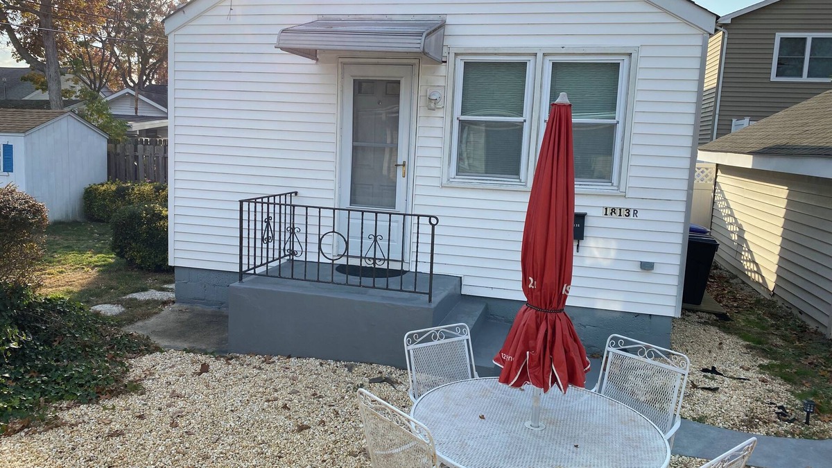 Lake Como House | Beach Cottage 4 Blocks From Beach 3 Blocks East of Main Street Bars/restaurants