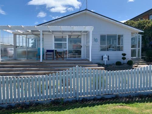Riverton House | Beach Cottage - A Cosy Beach Cottage Charmer