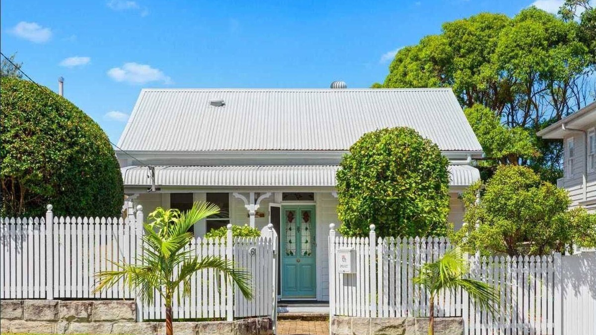 Freshwater House | Beach Cottage in “Freshwater Basin”. Under 5 min flat walk to Beach & Shops