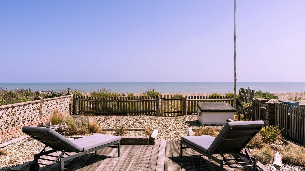 Pevensey Cottage | Beach Cottage with garden that blends into the beach in Pevensey Bay