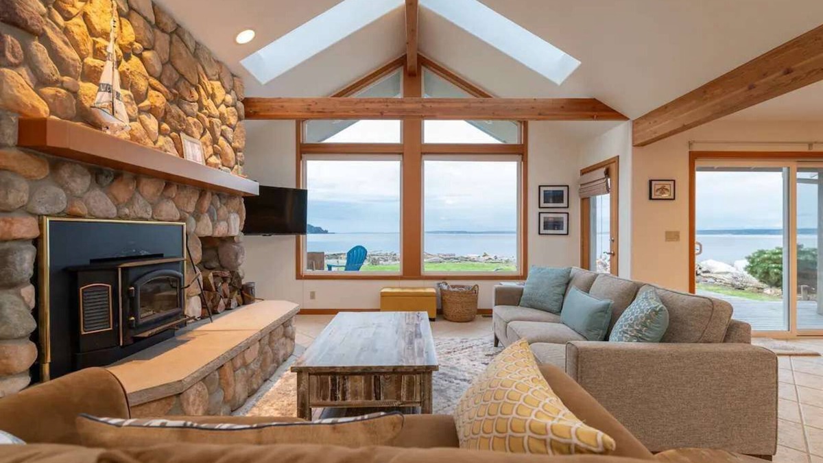 Kingston House | Beach Cove: Waterfront Getaway with Kayaks