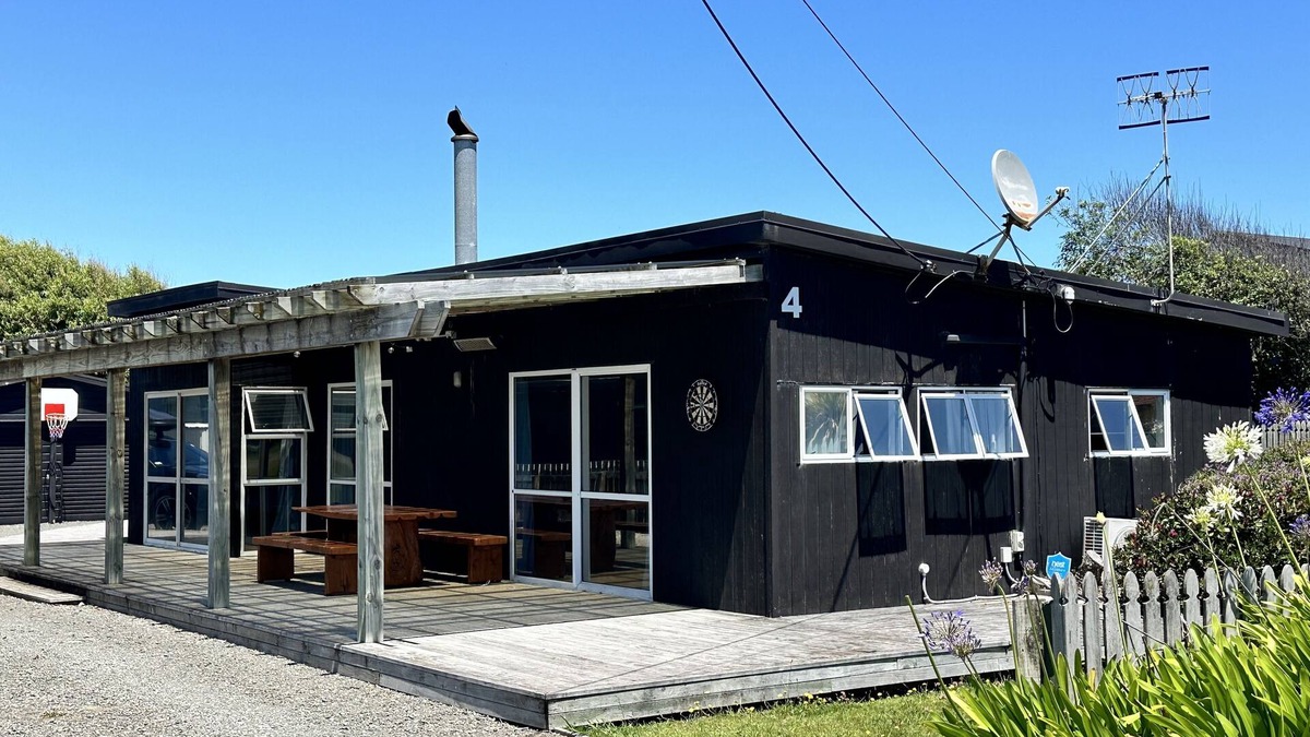 Foxton Beach House | Beach Dreams, Linens Included: Modernised 3BR, Foxton Beach Haven - Fast WiFi!