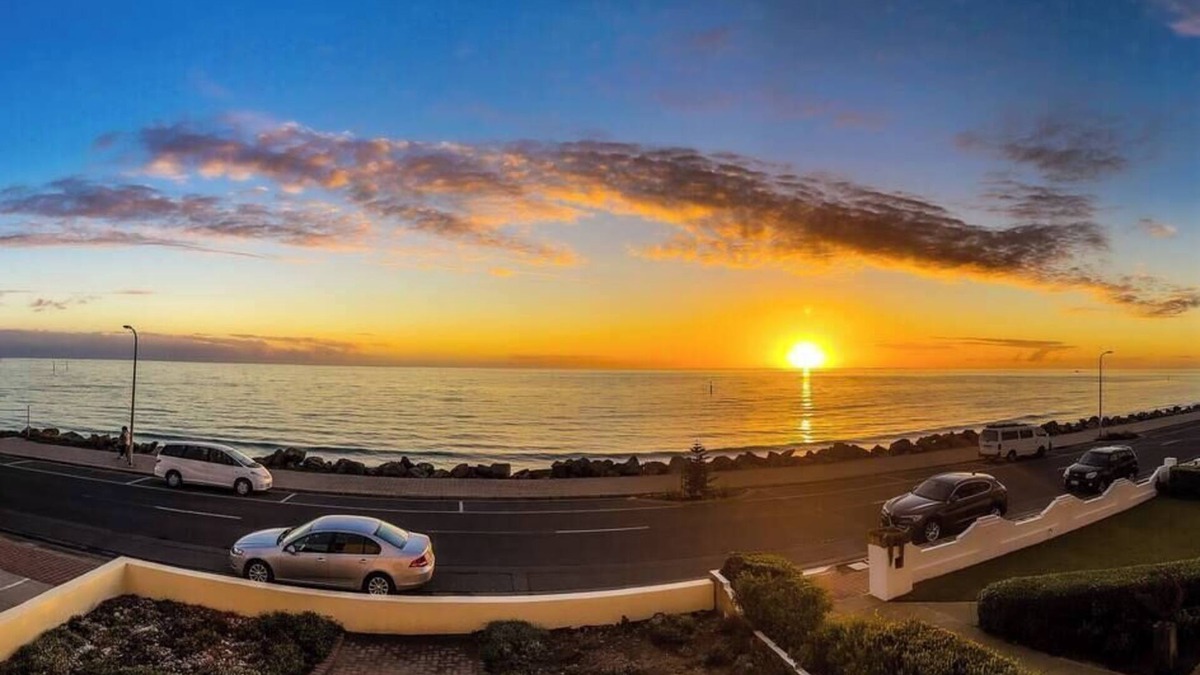 Glenelg North Apartment | Beach Escape no 10: Sun, Sand, and Beach Await! Bring Your Pets Along!