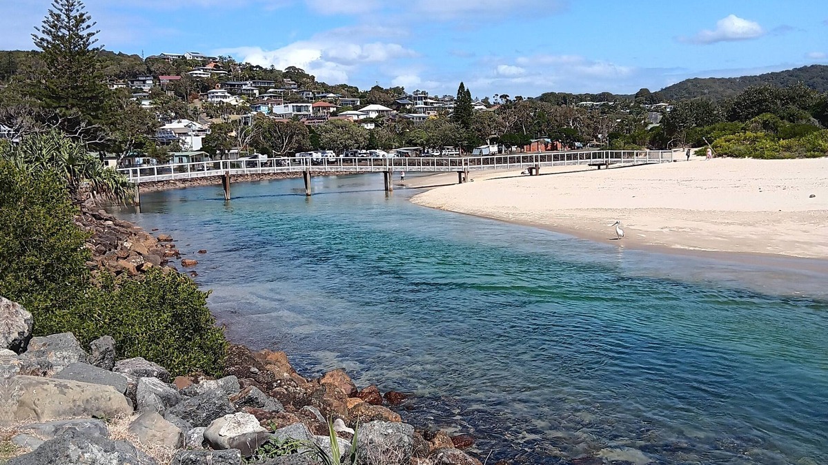 Crescent Head Apartment | Beach/farm stay, 3 mins to the beach. Small acerage with lush gardens & wildlife