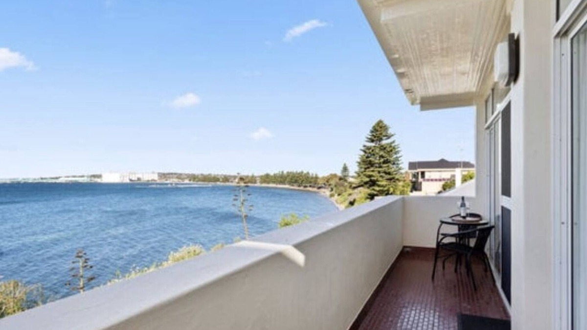 Port Lincoln Apartment | Beach-Front 2 Bedroom Apartment with equipped kitchen, wifi, swimming pool