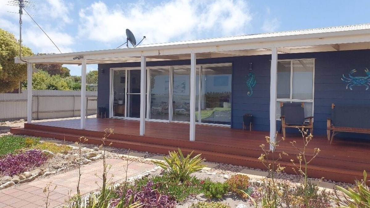 Melville House | Beach Front Blue - Absolute beachfront holiday home *OFF PEAK SPECIAL*
