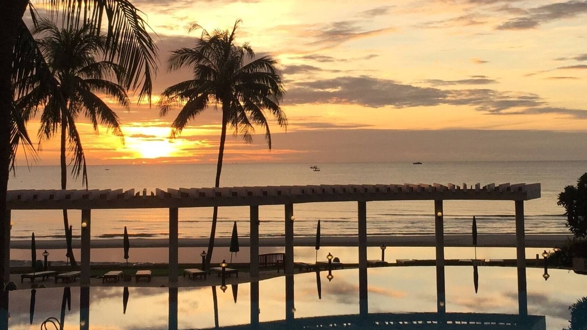 Nong Kae Apartment | Beach Front Condo with Spectacular Ocean