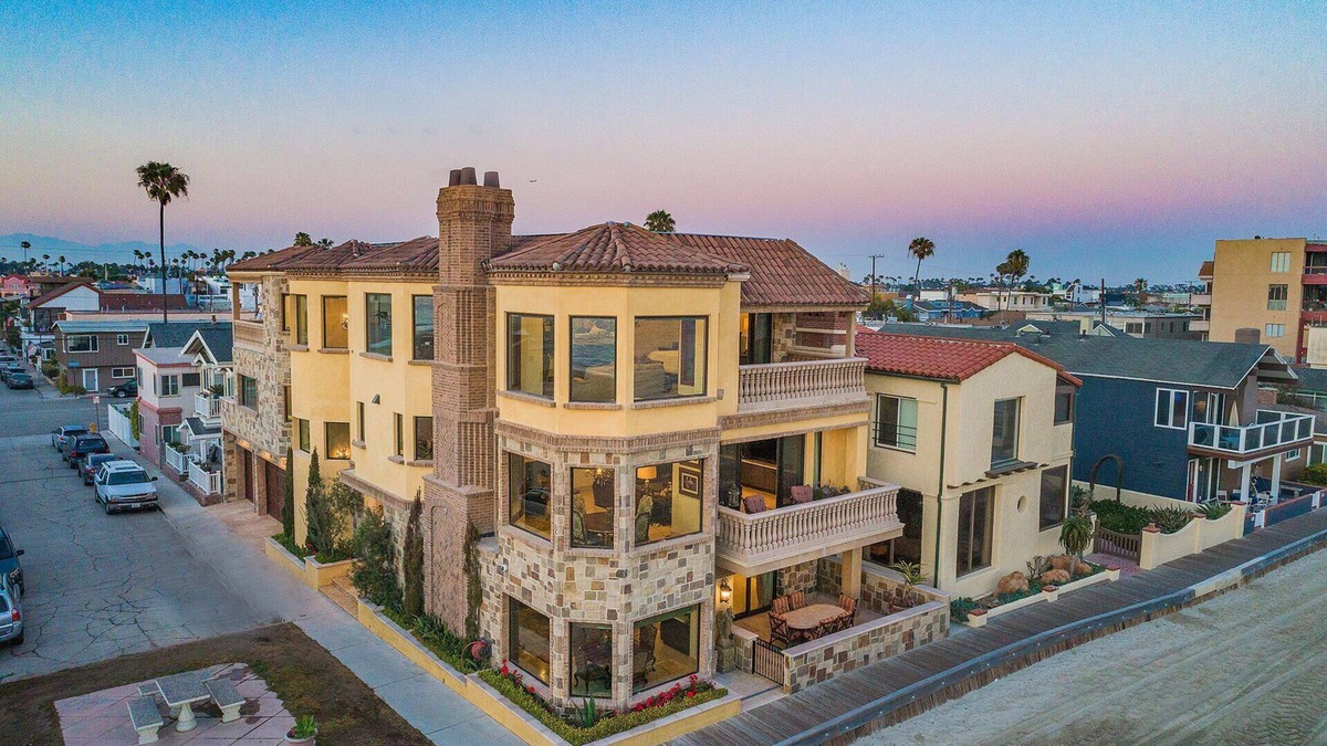 Peninsula House | Beach Front Executive Home