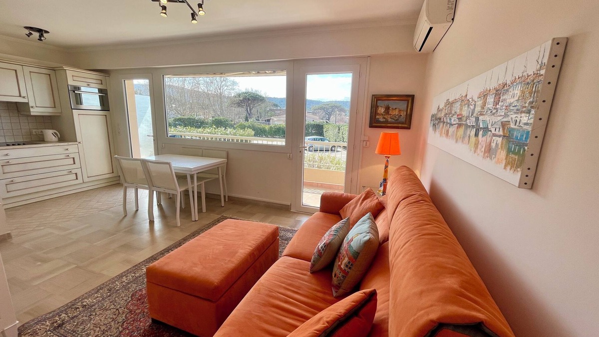 Cote d'Azur- French Riviera Apartment | Beach front Studio apartment in St Tropez close to centre of town with Parking