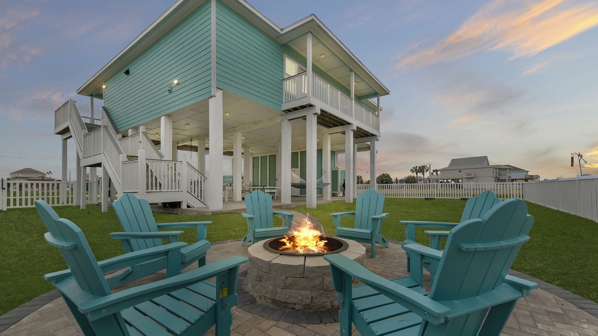 Indian Beach House | Beach Getaway. 2 King Beds. Walk to Beach. Fire Pit, BBQ Grill and Ping Pong