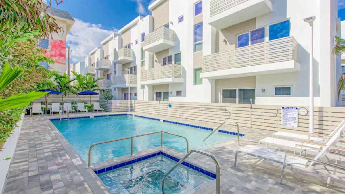 Pompano Beach House | Beach Getaway | 4BR w/Balconies | Steps from Sand