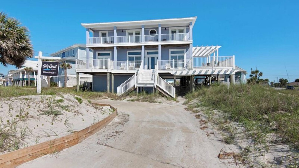 Villa Segunda House | 🌴 Beach Getaway 🌴 Steps to Beach w/Pool + Sleeps 22 + Gulf Views