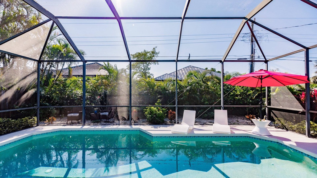 Naples Park House | Beach, heated Pool, Pets, Game room, 2 Kings, Bunkroom, Ensuite, Bikes