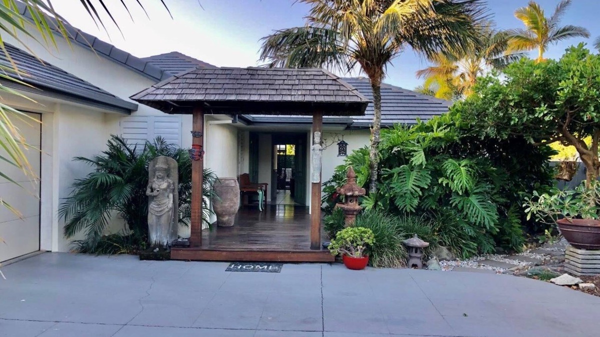 Wurtulla House | Beach Heaven - You'll hear the waves crashing