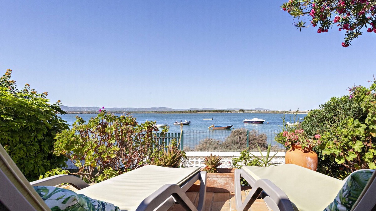 Praia de Faro Villa | Beach house, 2 steps from the ocean!