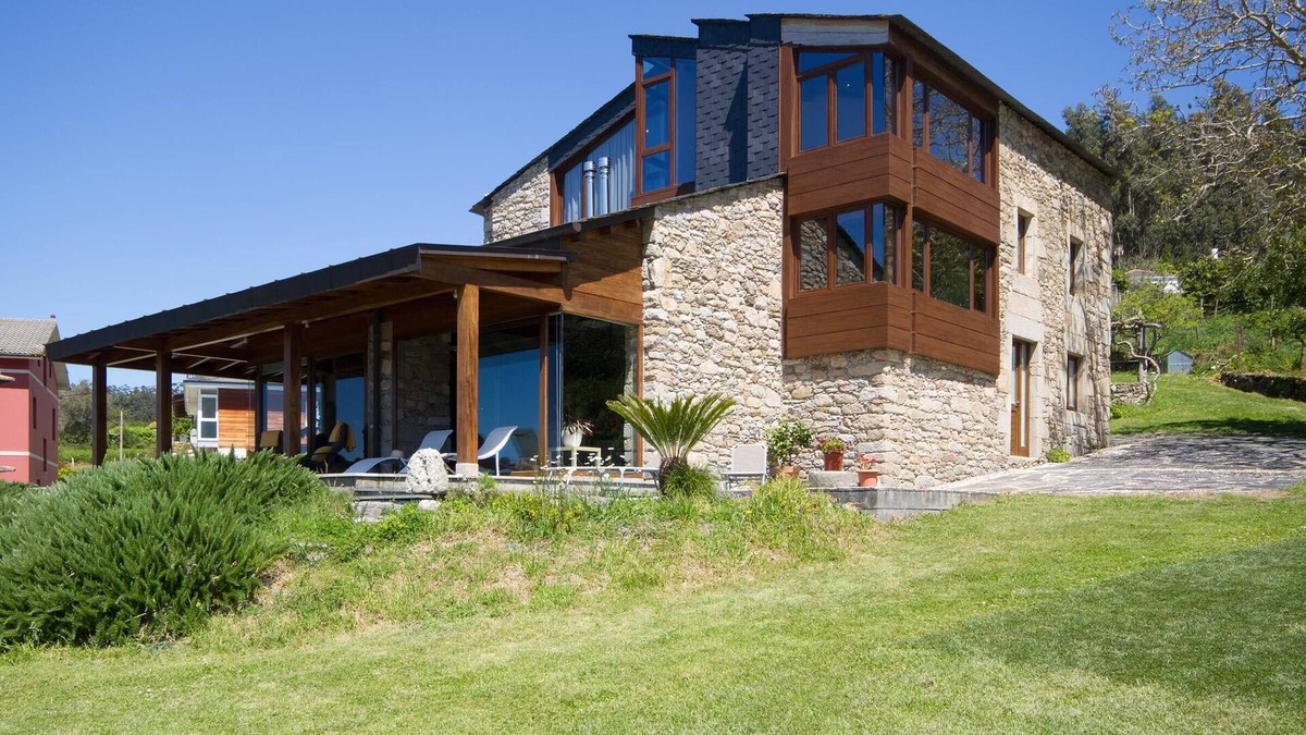 Faro House | Beach House Area with garden and porch
