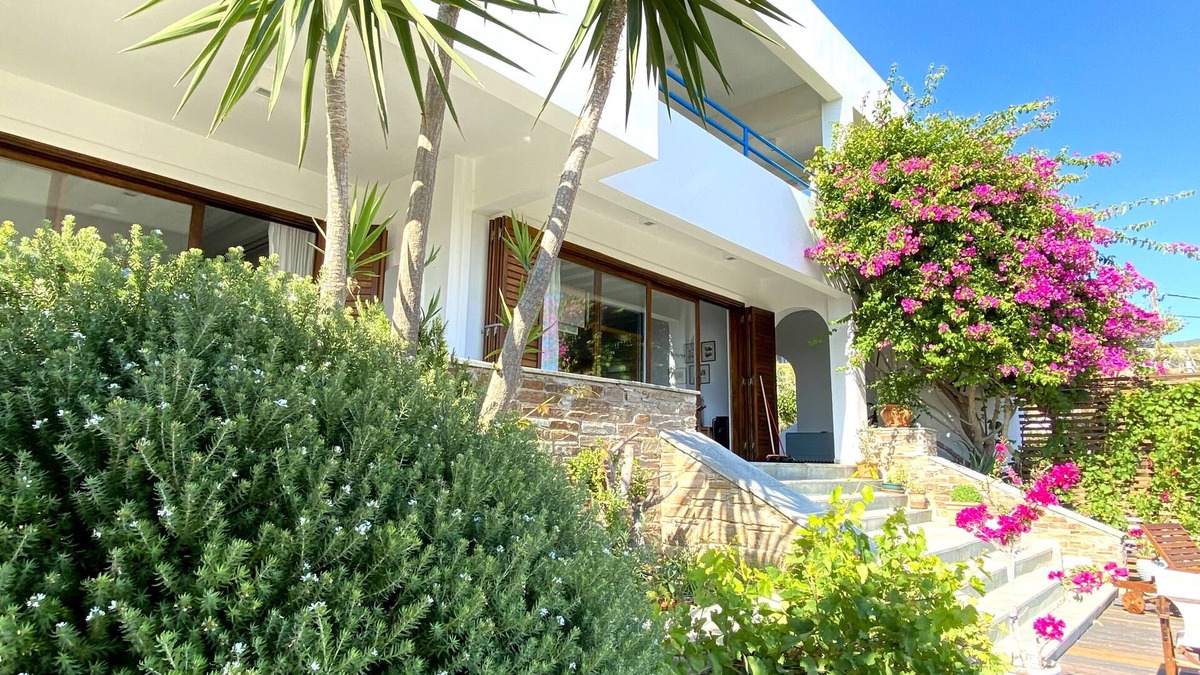 Karystos Villa | Beach house set in a beautiful bay