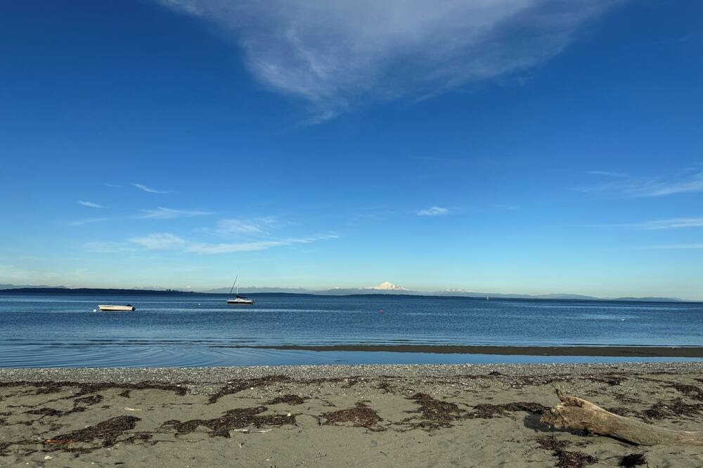 Boundary Bay House | Beach house steps from the sand and sea