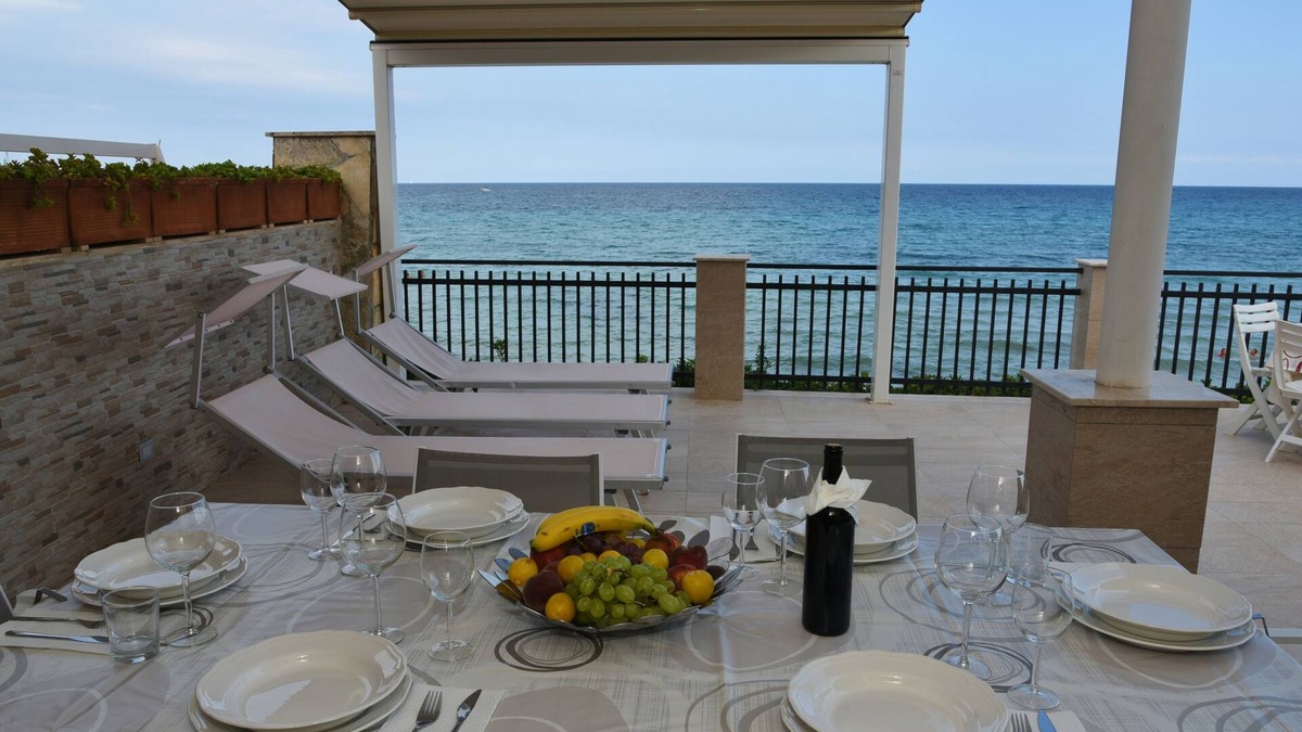 Fontane Bianche House | Beach house/villa in Fontane Bianche, Syracuse, directly by the sea with Jacuzzi
