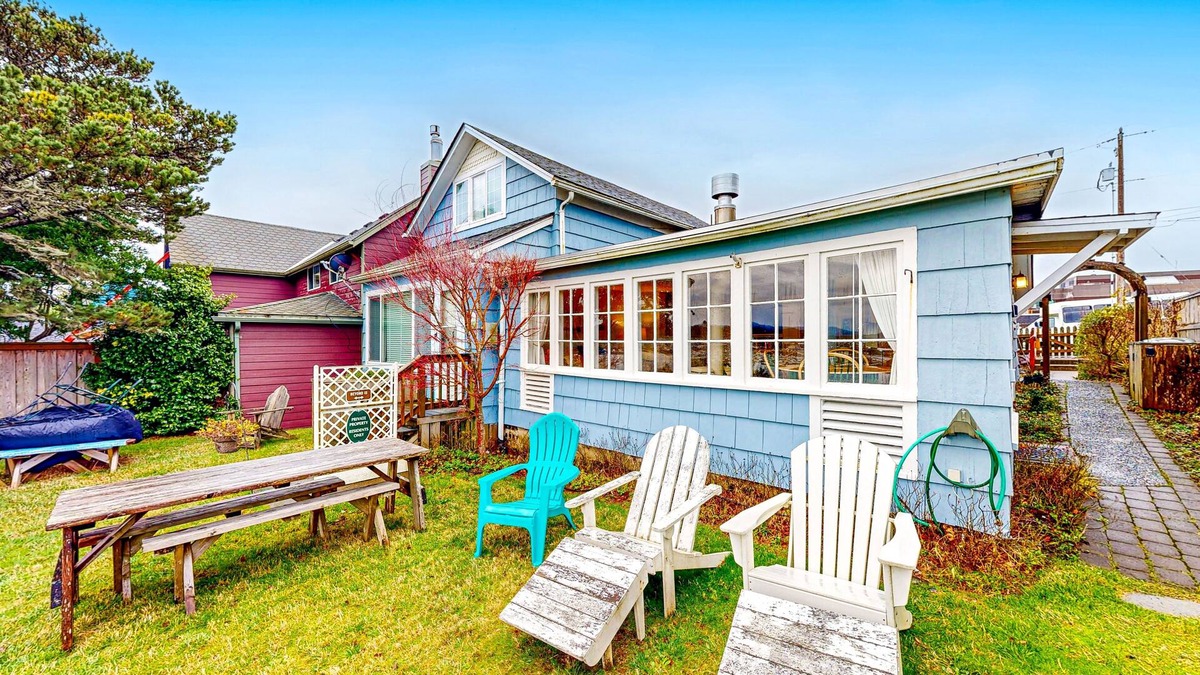 Newport Cottage | Beach House with Panoramic Bay Views, Walk to Bayfront Dining & Attractions
