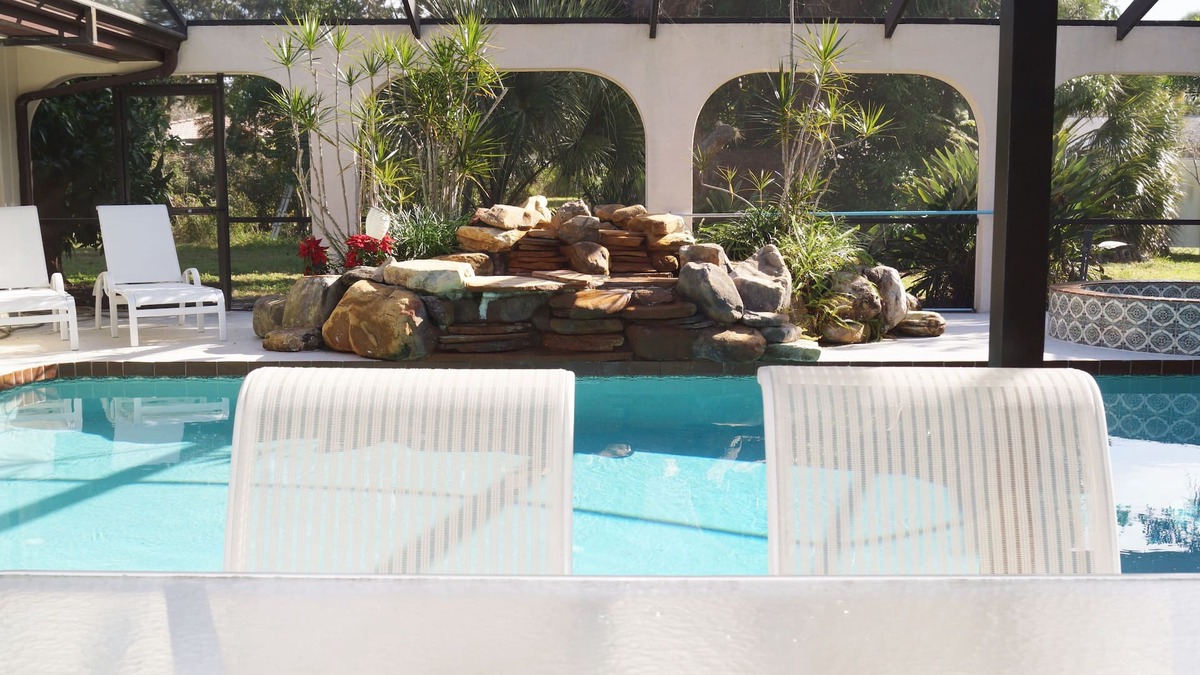 Bay Acres House | Beach-House, wonderful elec. heated Pool with a Natural Waterfall, Jacuzzi, Wifi