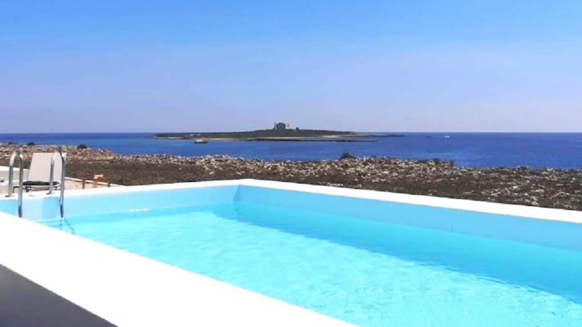 Portopalo di Capo Passero Apartment | Beachfront villa with pool and spectacular views of Capo Passero Island