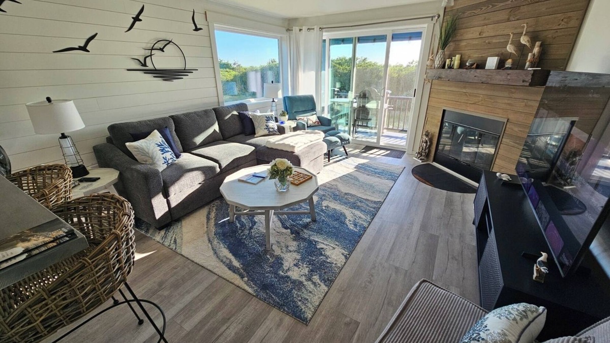 Ocean Shores Condo | Beach Please! Full Cozy Condo In Ocean Shores with Private Deck