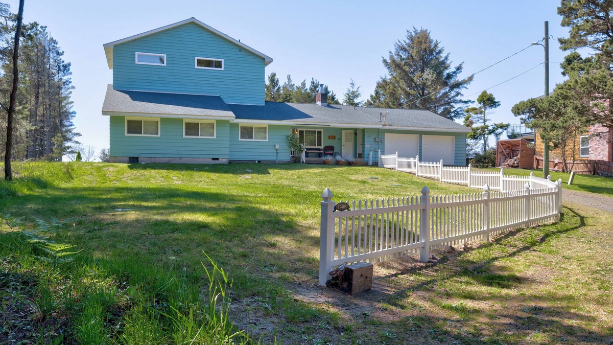 Long Beach House | Beach Retreat - Dog Friendly-Beachfront-Beach Path