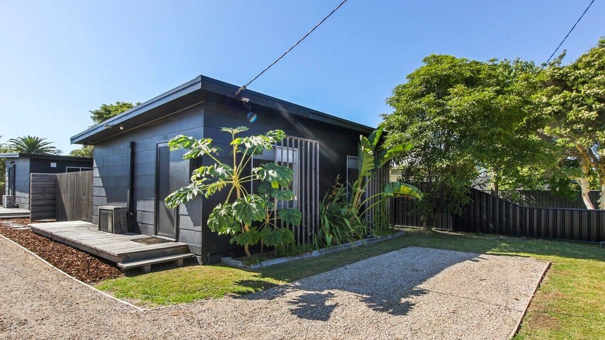 Lakes Entrance Apartment | Beach Trail Retreat - Lakes Entrance