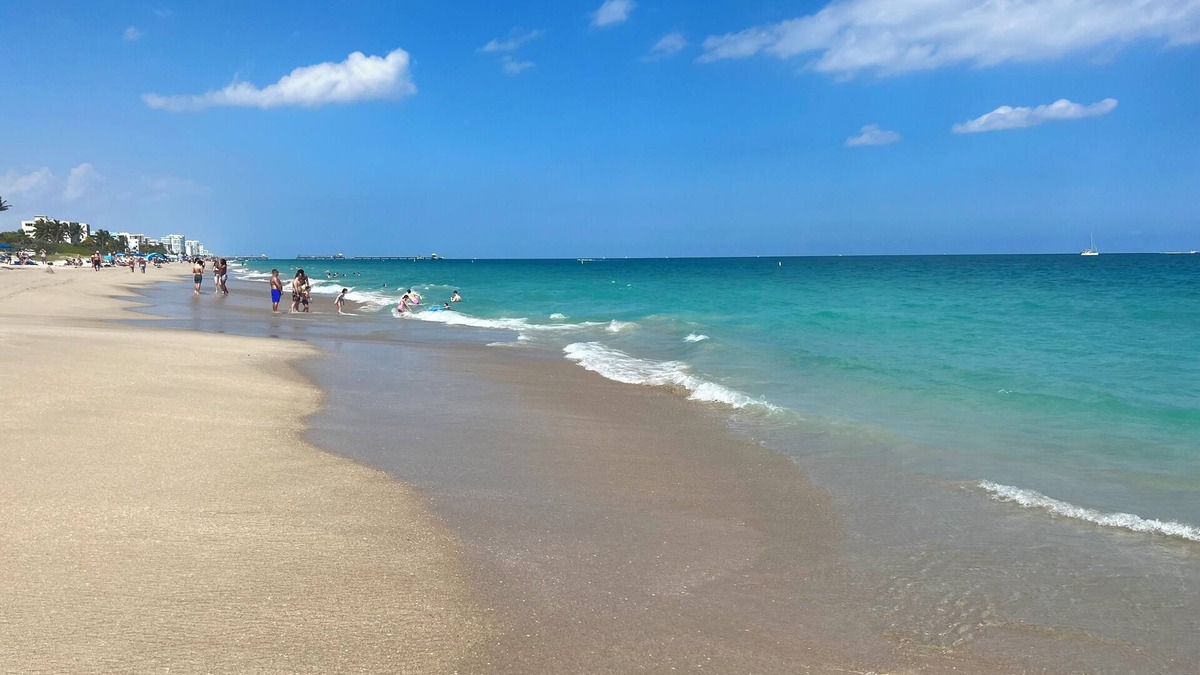 Galt Mile Apartment | Beach vacation with pool