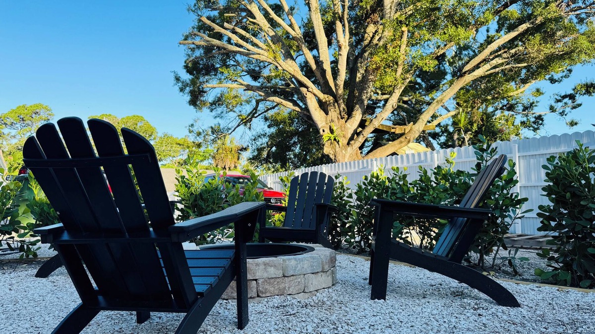 Bayou Oaks Apartment | Beach Vibes + Office Ready Sarasota Gem Dining & Culture Nearby Fire Pit