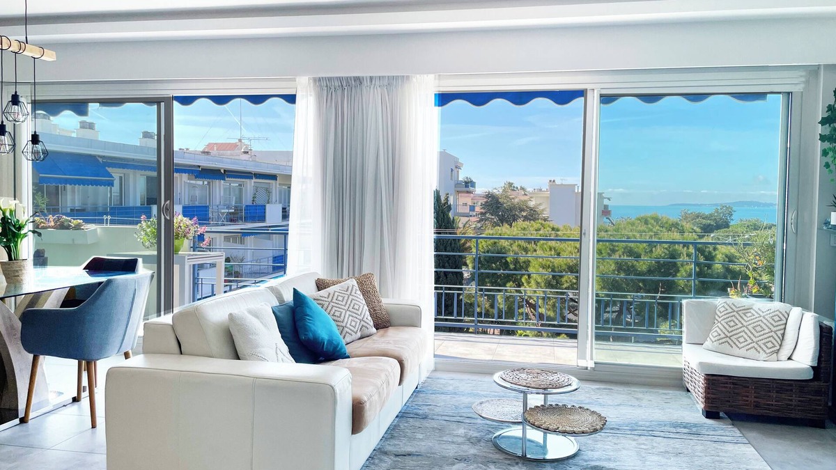 Cros-de-Cagnes Apartment | BEACH VIEW AND RACECOURSE